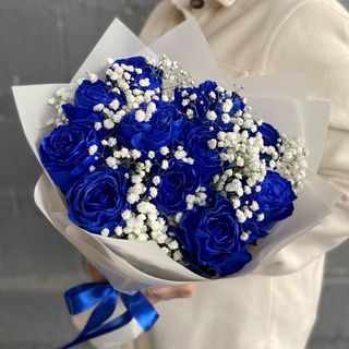 Bukiet z niebieską różą i dodatkami.