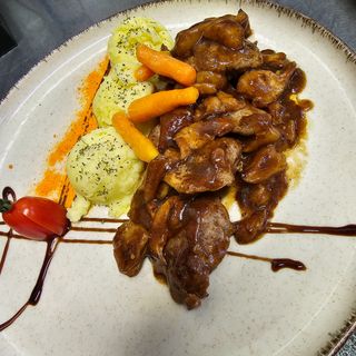 Свински медальони с картофено пюре и зелена салата (1бр)