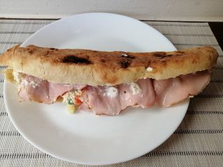 Ruski sendvič sa ruskom salatom i pečenicom u somunu