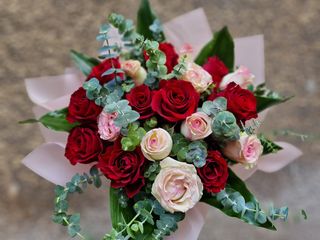 Buchet din 19 trandafiri cu eucalipt