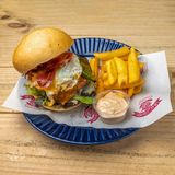 Burger club (pan redondo) + papas fritas rolling + salsa brava