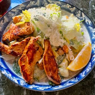 Салата Цезар с гриловано пилешко филе,айсберг,бейби спанак