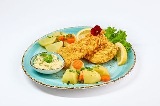 File șalău în crustă din fulgi de porumb, cartofi natur și sos tartar