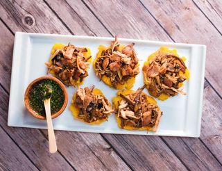 Patacón con carne y queso gratinado