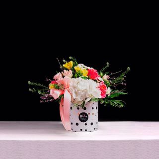 Aranjament floral in cutie cu buline