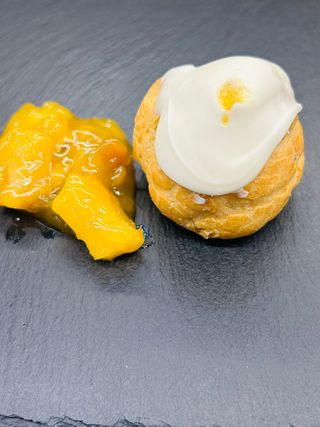 Еклер "ванилов крем сладко манго"