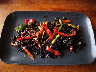 Черен ориз с хрупкави зеленчуци