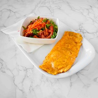 Tortilla De Gambas Con Ensalada