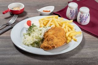 Meniu șnițel de porc cu garnitură de cartofi prăjiți și salată 400g