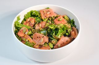 Салат Зеленый с лососем и кунжутной заправкой