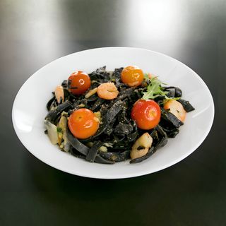 Makaron czarny z krewetkami