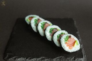 Futomaki z łososiem