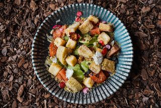 Salată cu vinete și halloumi prăjite