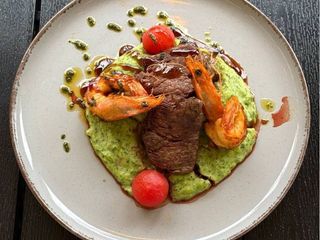 Medaliony z krewetkami i puree ze szpinakiem