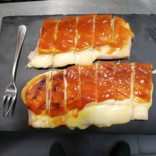 Francesinha Trinchada à Moda da Casa