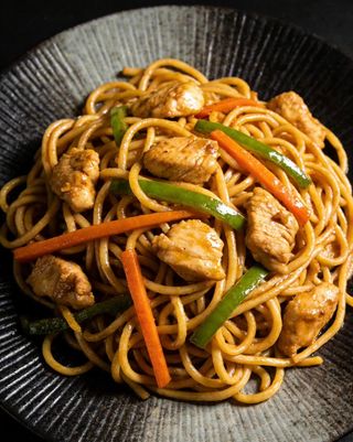 Prženi rezanci sa piletinom 鸡肉炒面