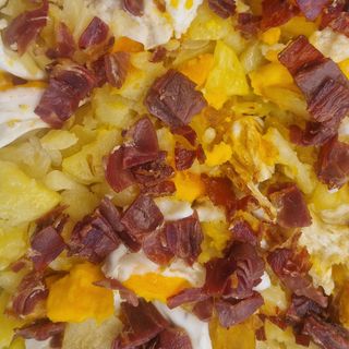 Huevos Rotos Con Panaderas y Jamón