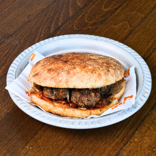  Sandwich de kefta de bœuf, race brune de l'Atlas   