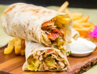 1 Super kebab, 1 cartofi pai si 1 băutură la alegere