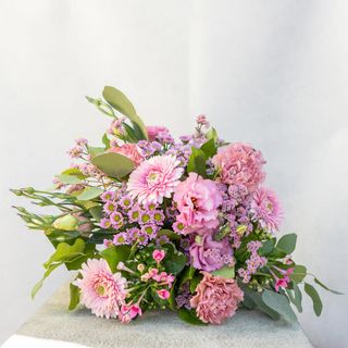 Bukiet kwiatów o kolorystyce różowej