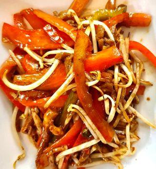 Straccetti di carne con peperoni e germogli di soia