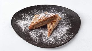 Štrudla od jabuka s vanil sosom