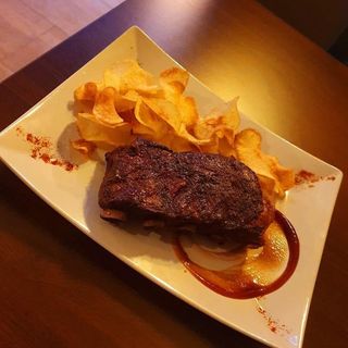 Coasta de porc in sos de bere si chipsuri de cartof 400g