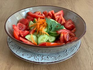 Salată de roșii și castraveți