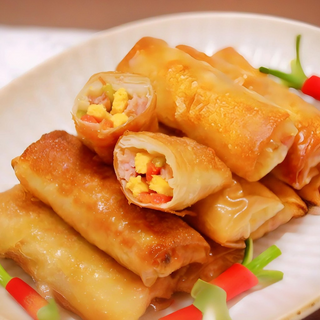 B4. Mini pachețele de primăvară cu salată (8 buc.) 春卷