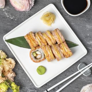 Філадельфія з лососем татакі, креветкою темпура та соусом вінігрет