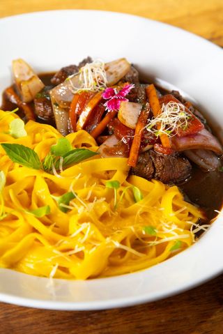 Fettuccini con lomo saltado