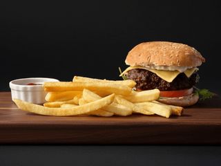 БУРГЕР З ЯЛОВИЧИНОЮ та КАРТОПЛЕЮ ФРІ (300g)