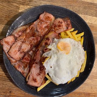Bacon, patatas y huevo