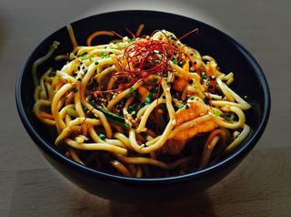  Yakisoba de verduras y pollo