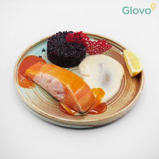 Филе от сьомга със сладко-кисел сос и черен ориз