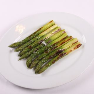 Parrillada de espárragos trigueros al grill
