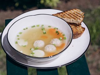 Бульйон з локшиною, курячими фрикадельками та яйцем (320g)