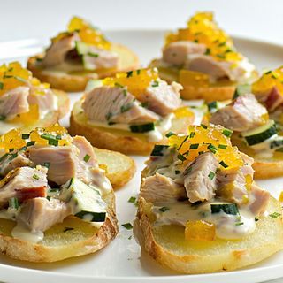 Пиле жулиен върху канапе от картофи