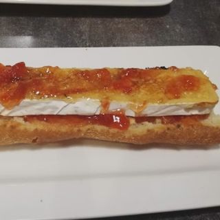 tostada de queso rulo de cabra