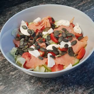 Sałatka z łososiem