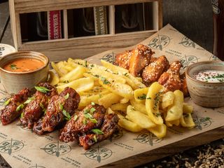 Set aripi de pui cu cartofi