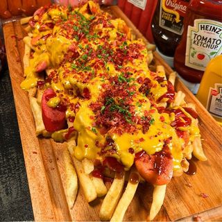 Salchipapa mixta (familiar)