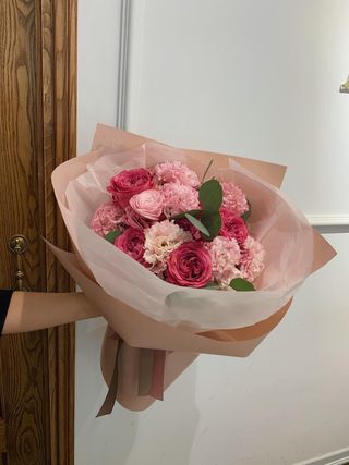 ვარდისფერი მიხაკები და ვარდები