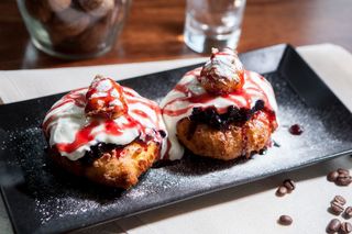 Papanași cu gem și smântână