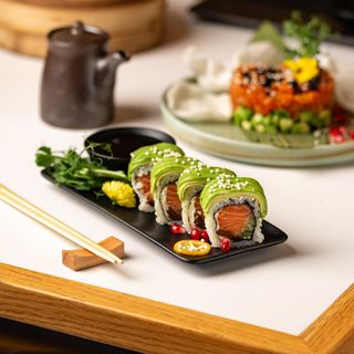 California roll sake awokado