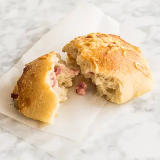 Panecillo Con Bacon Y Emmental