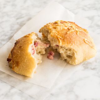 Panecillo Con Bacon Y Emmental