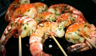 Креветки на шпажках  (6 шт.)