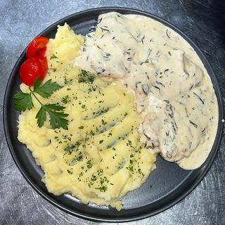 Pui in sos alb cu tarhon si piure de cartofi