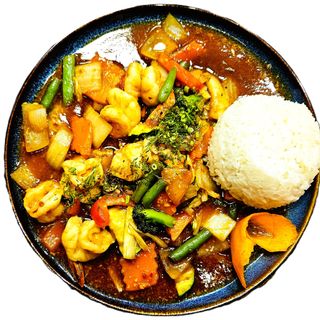 49. Krewetki z warzywami i czośkiem na maśle